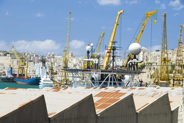 Grúa en un muelle comercial — Foto de Stock