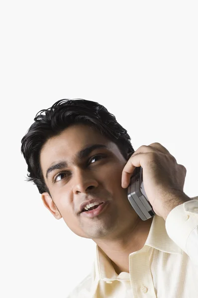 Hombre hablando en un teléfono móvil — Foto de Stock