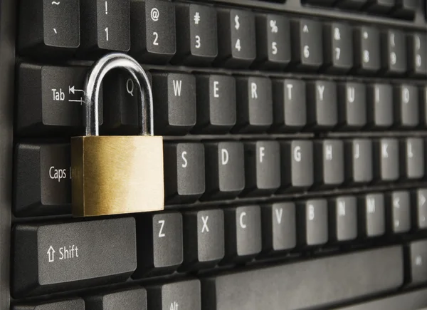 Padlock on a computer keyboard — Stock Photo, Image