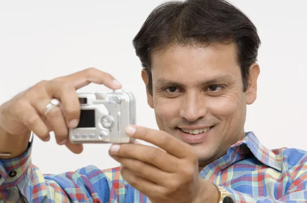 Mann fotografiert sich selbst — Stockfoto