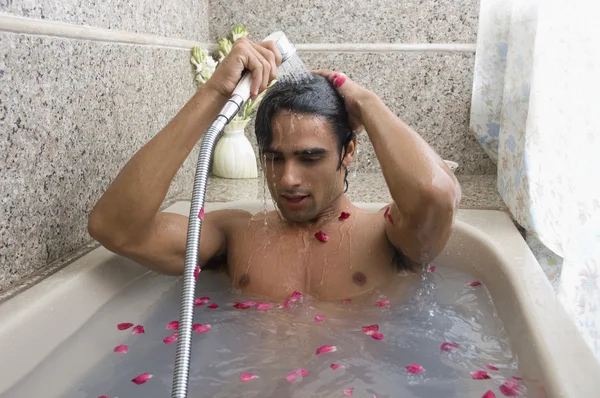 Homme prenant une douche dans une baignoire — Photo