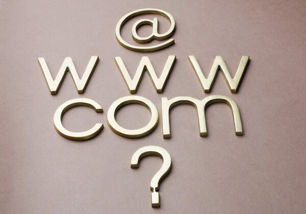 Знак вопроса с интернет-символами
