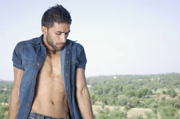 Uomo macho in piedi nel balcone — Stockfoto