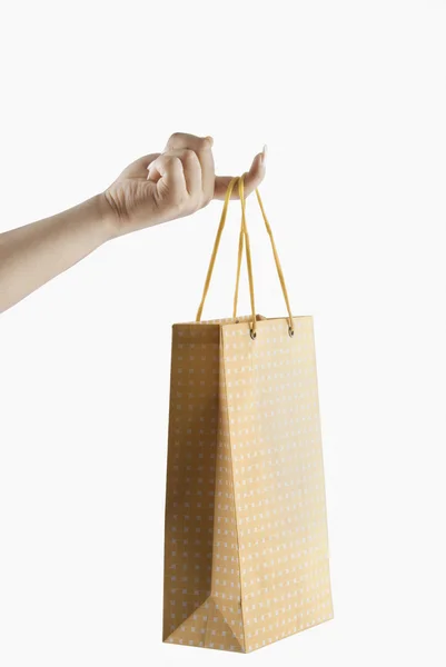 Hand som håller ett shopping väska — Stockfoto