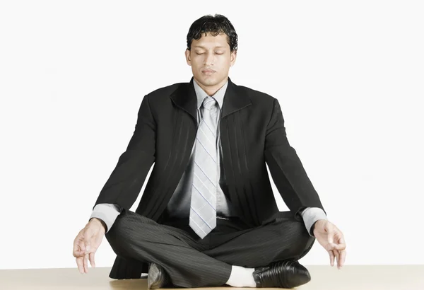 Affärsman praktisera yoga — Stockfoto
