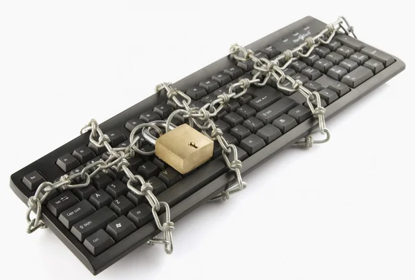 Teclado de computadora bloqueado con cadena y candado — Foto de Stock