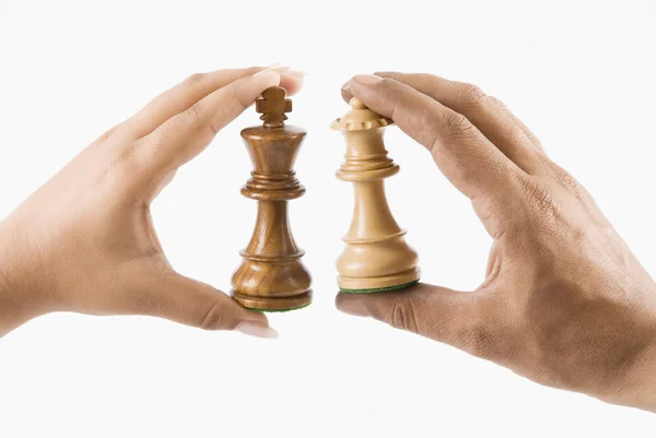 Χέρια που κρατούν σκάκι βασιλιάς και η βασίλισσα — Φωτογραφία Αρχείου