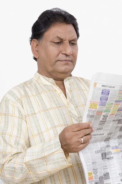 Bir gazete okuyan adam — Stok fotoğraf