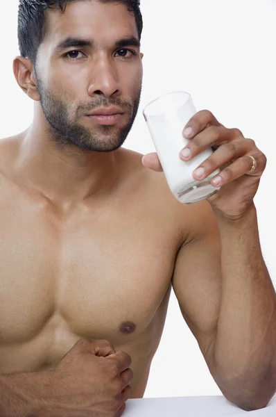 Mężczyzna pije mleko — Zdjęcie stockowe