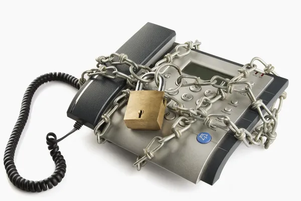 Telefoon beveiligd met ketting en hangslot — Stockfoto