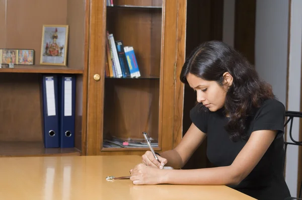 Femme étudiant dans une chambre — Photo