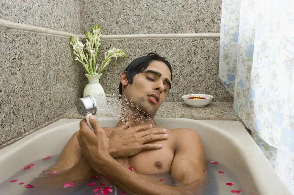 Homme prenant une douche dans une baignoire — Photo