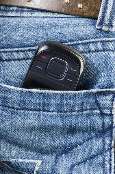 Mobiele telefoon in een jeans zak — Stockfoto