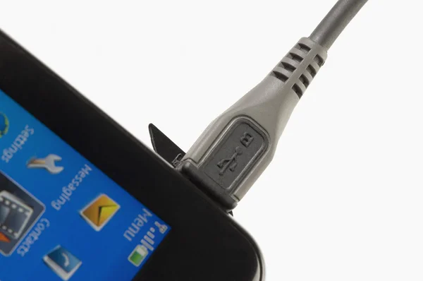 Cable USB conectado a un teléfono móvil — Foto de Stock