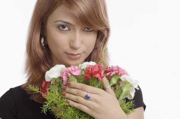 Mujer sosteniendo flores de clavel — Foto de Stock