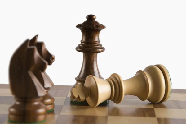 Piezas de ajedrez en un tablero de ajedrez — Foto de Stock