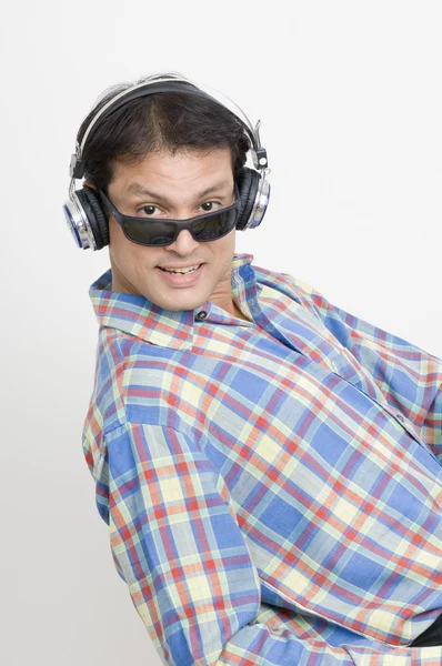 Man die naar muziek luistert met een koptelefoon — Stockfoto