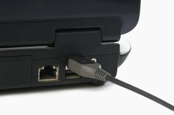 USB-kabel aangesloten op USB-poort van een laptop — Stockfoto