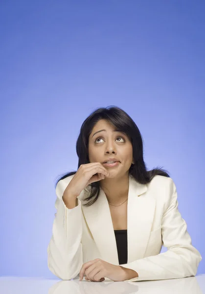 Businesswoman looking up — Stock Photo, Image