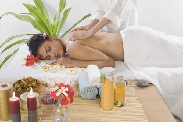 Mulher recebendo de volta massagem — Fotografia de Stock