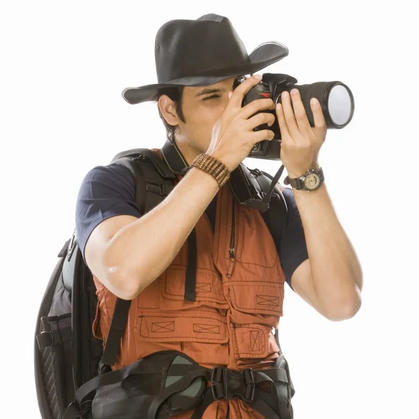 Fotógrafo fotografiando con una cámara digital — Foto de Stock