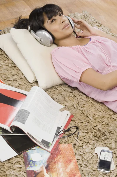 Woman listening music — Stock Photo, Image