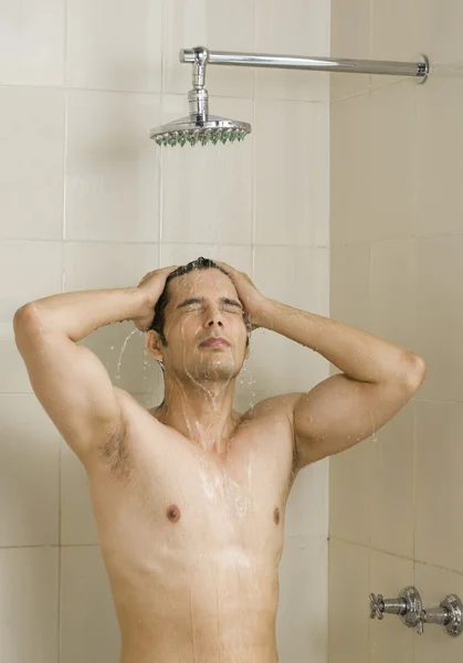 Homme prenant une douche — Photo