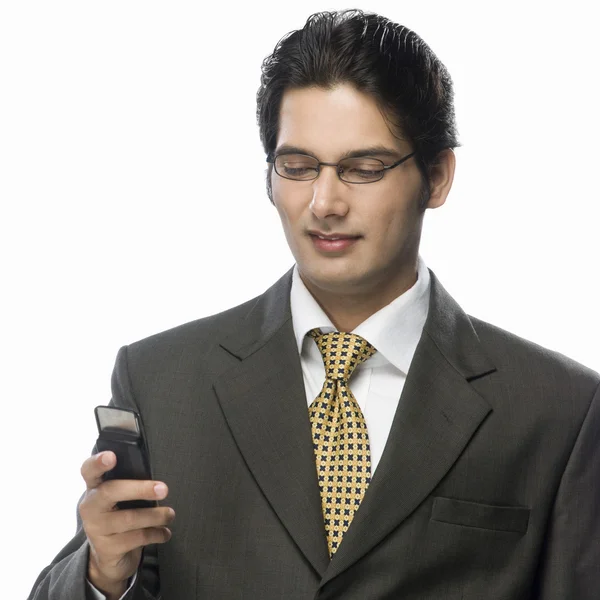 Empresario mirando un teléfono móvil — Foto de Stock