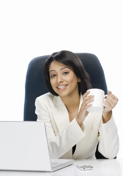 Businesswoman holding a coffee mug — Stock Photo, Image