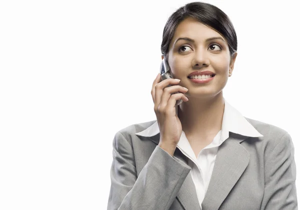 Mujer de negocios hablando en un teléfono móvil — Foto de Stock