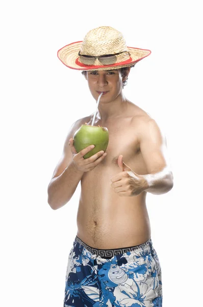 Hombre bebiendo leche de coco — Foto de Stock