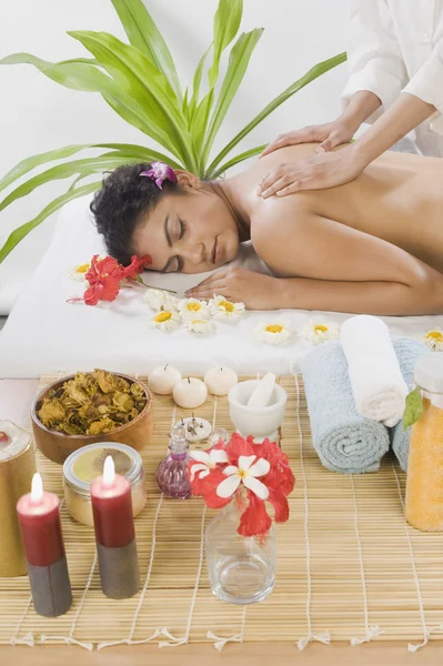 Frau bekommt Massage zurück — Stockfoto