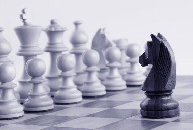 Kara Şövalye bakan beyaz satranç taşları