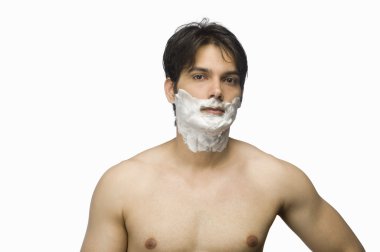Adam yüzüne tıraş kremi sürüyor.