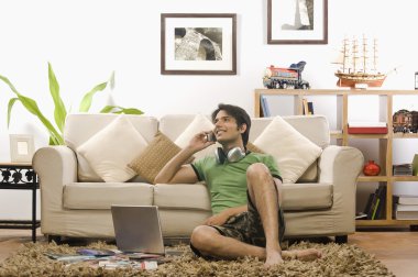 bir cep telefonda konuşan adam