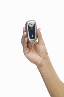 bir fiske vurmak telefon gösterilen el