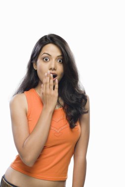 Şok olmuş genç bayan.