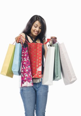 Alışveriş çantasına bakan bir kadın