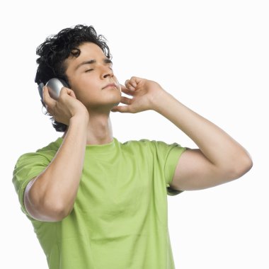 Müzik dinleyen adam.