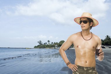 alkolsüz içecek bir bardak tutan adam