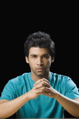 ciddi görünümlü adam