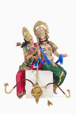 sanatçılar rama ve ravana hindu giyinmiş
