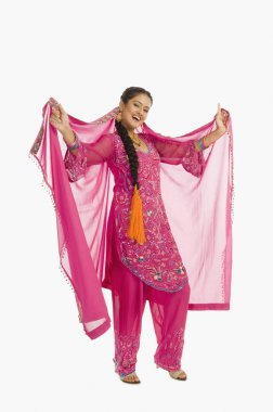 kadın ona kameez poz