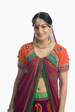 lehenga choli gülümseyen kadın