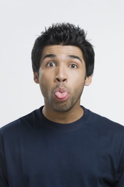 Dilini çıkaran bir adam.