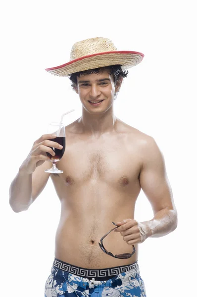 Mężczyzna trzyma szklankę napoju — Zdjęcie stockowe
