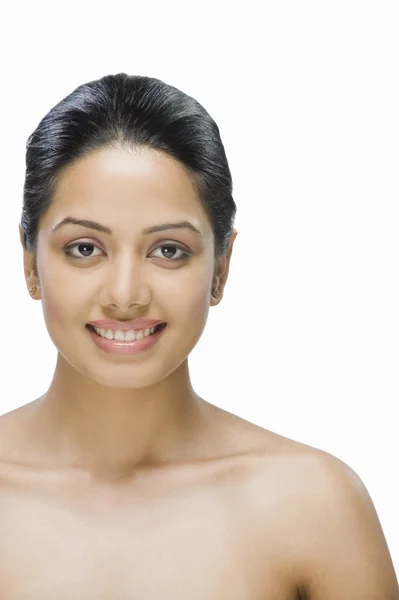 Jovem mulher sorrindo — Fotografia de Stock