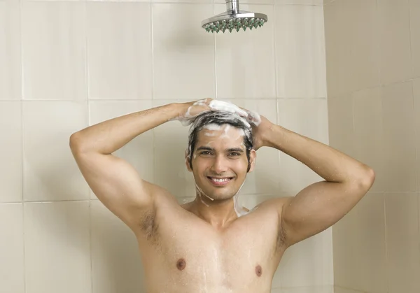 Homme prenant une douche — Photo