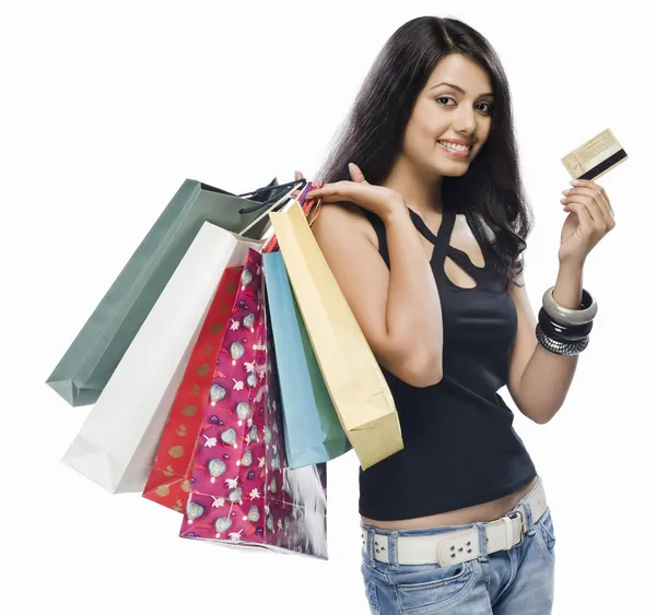 Kobieta trzyma torby na zakupy i karty kredytowej — Zdjęcie stockowe