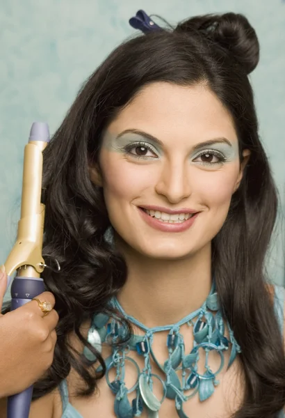 Mano peinando el cabello de una mujer joven — Foto de Stock